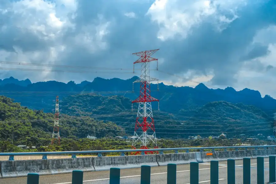 高壓輸電鐵塔與電力線路，象徵台灣161kV輸電骨幹（示意圖）