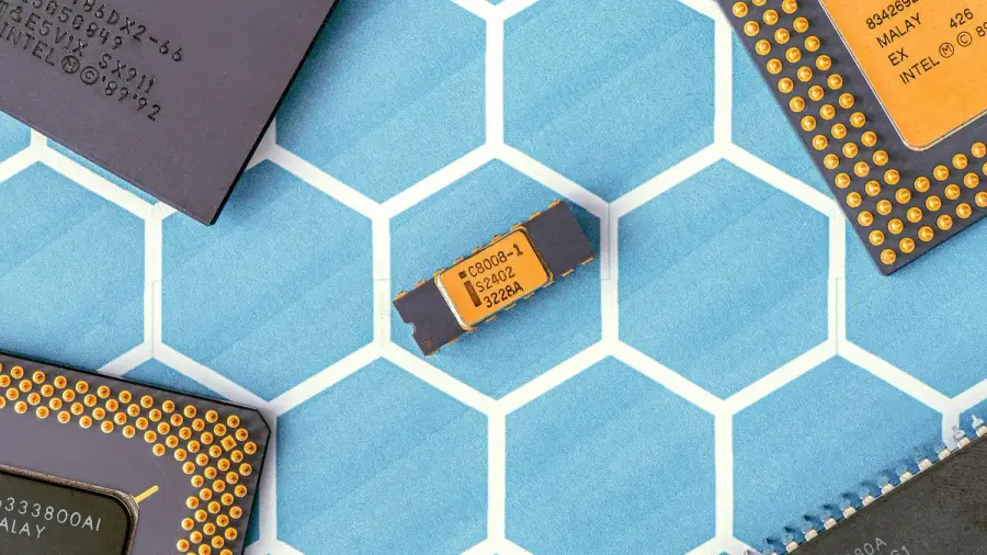 半導體晶圓與晶片特寫，象徵 AI 運算從通用 GPU 走向客製化 ASIC