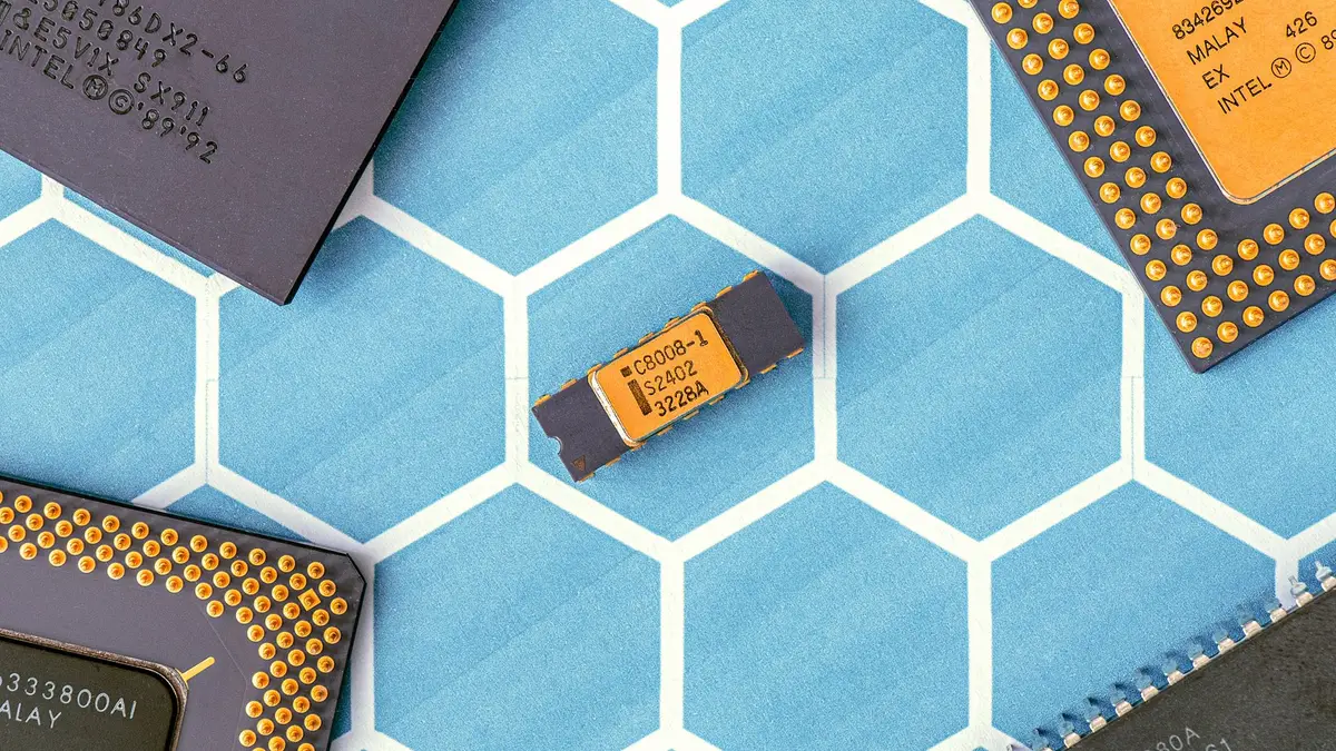 半導體晶圓與晶片特寫，象徵 AI 運算從通用 GPU 走向客製化 ASIC