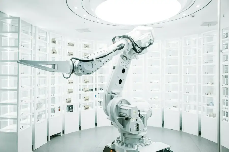 自動化化學實驗室裡的實驗器材與試劑，象徵 AI 從答題走進濕實驗室做實驗