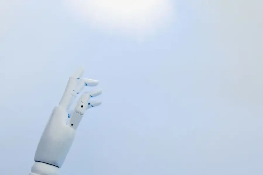 醫師坐在診間審視螢幕上的 AI 輔助分析結果，思考是否追加檢查