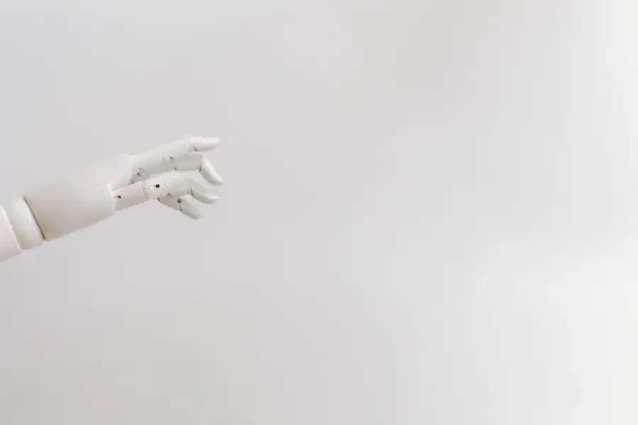 手持平板顯示醫療 AI 查詢介面，突顯資訊可信度判斷的核心挑戰