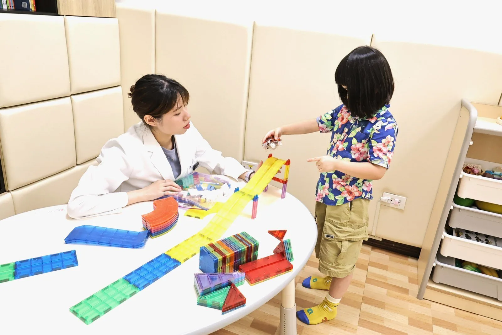 家長帶著學齡前兒童在衛生所準備接受兒童發展篩檢的情境