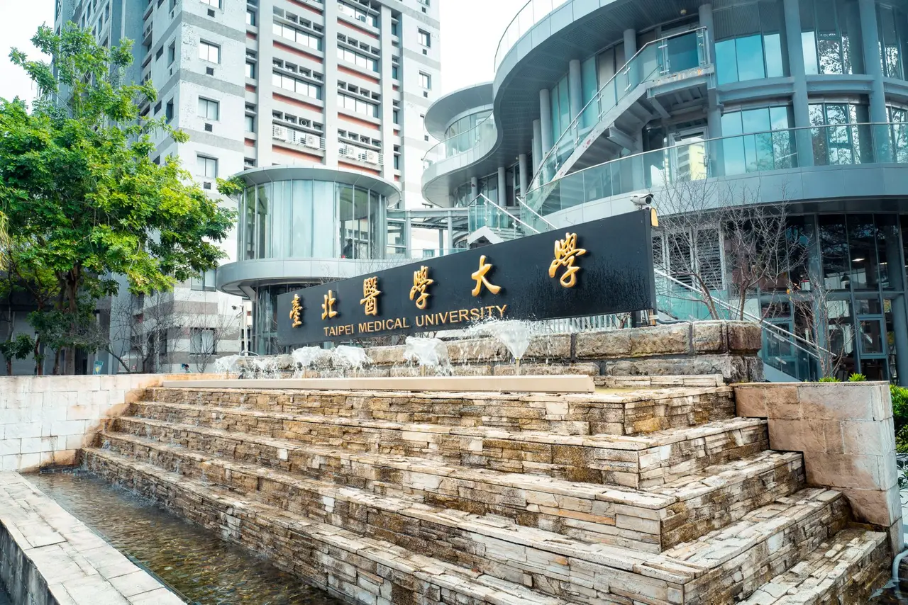 醫師在診間查看AI輔助診斷系統畫面，畫面顯示決策推論流程