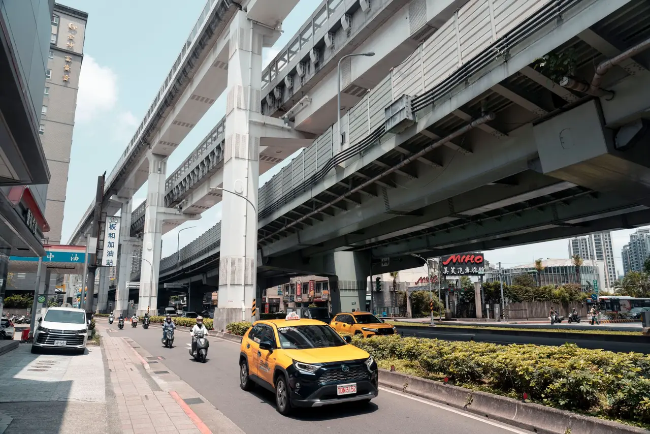 台灣半導體廠房與貨櫃出口場景，象徵AI供應鏈帶動的出口成長