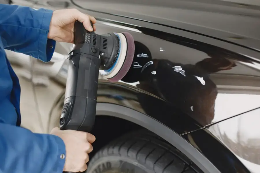 汽車車身刮痕由維修人員使用拋光工具處理的近距離畫面