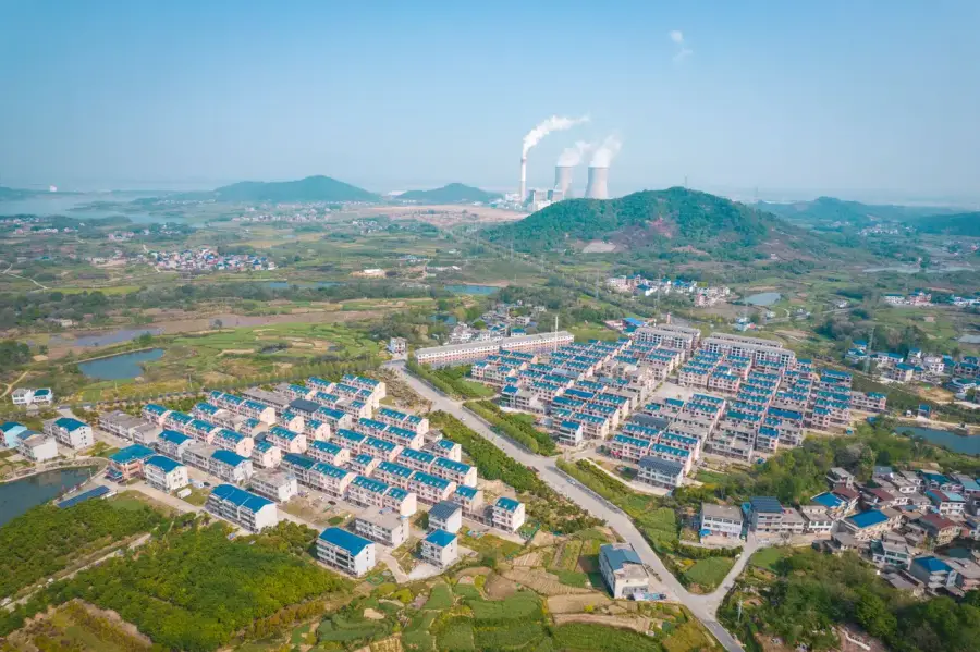 工業廠房與排放設施，象徵企業投入減碳技術轉型