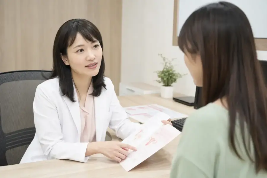婦產科醫師向女性民眾說明子宮頸癌篩檢與 HPV 檢測示意