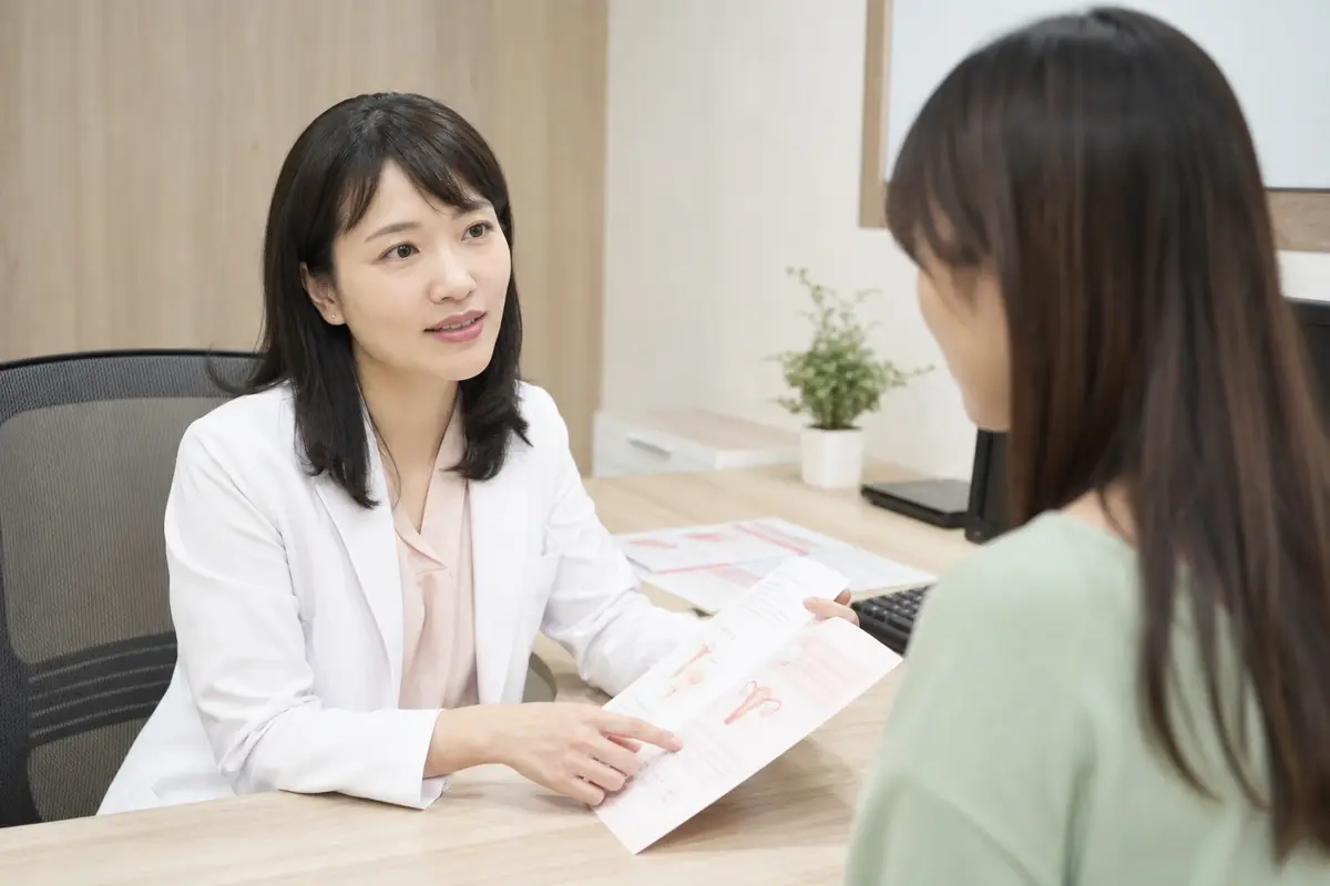 婦產科醫師向女性民眾說明子宮頸癌篩檢與 HPV 檢測示意