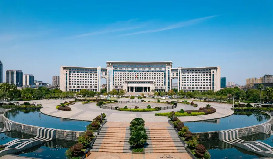 市政服務櫃檯示意，象徵各縣市便民措施