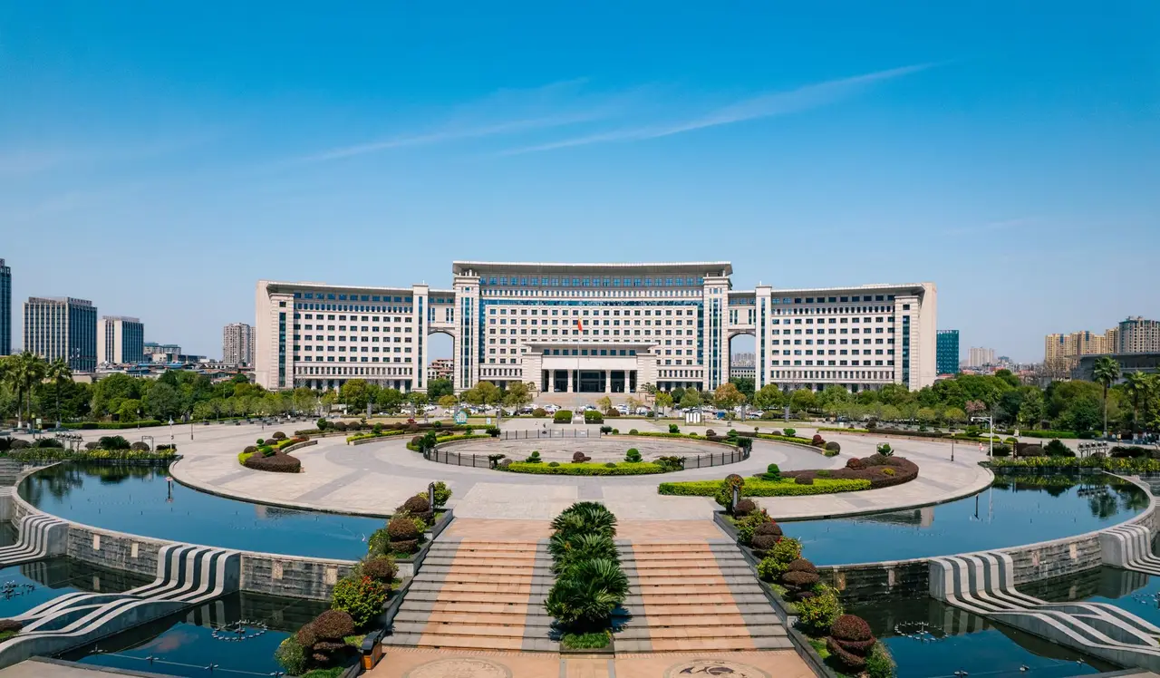 市政服務櫃檯示意，象徵各縣市便民措施