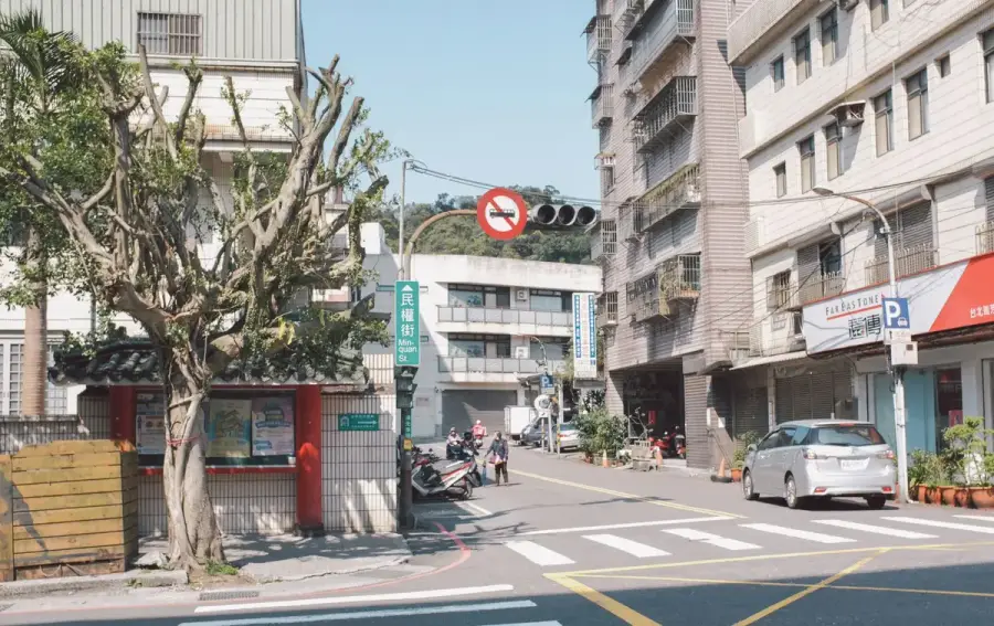 台灣街道路邊停車格與停車收費標誌