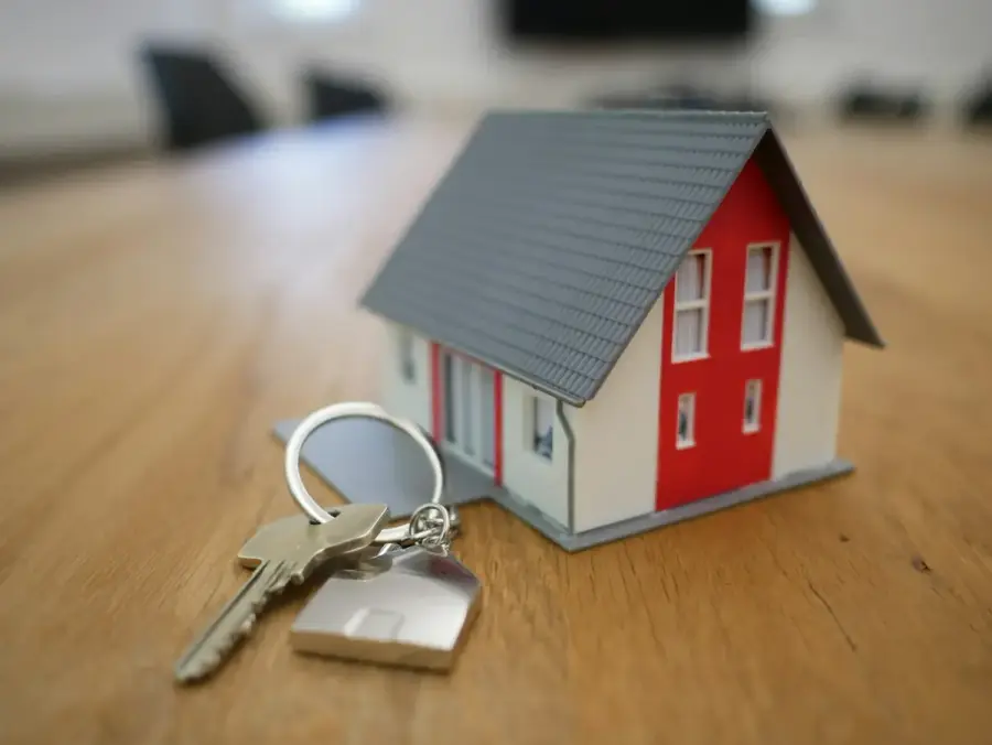 房屋鑰匙與貸款文件，示意住宅貸款利息補貼申請