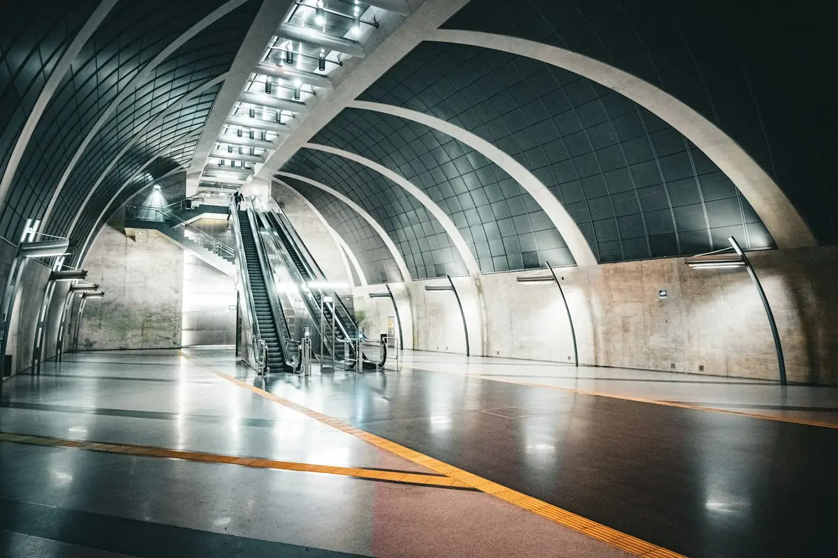 捷運月台的無障礙設施，示意輪椅與嬰兒車乘車空間