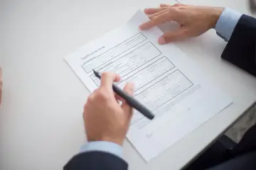 申辦文件與辦公桌面，示意各地便民措施與申請作業