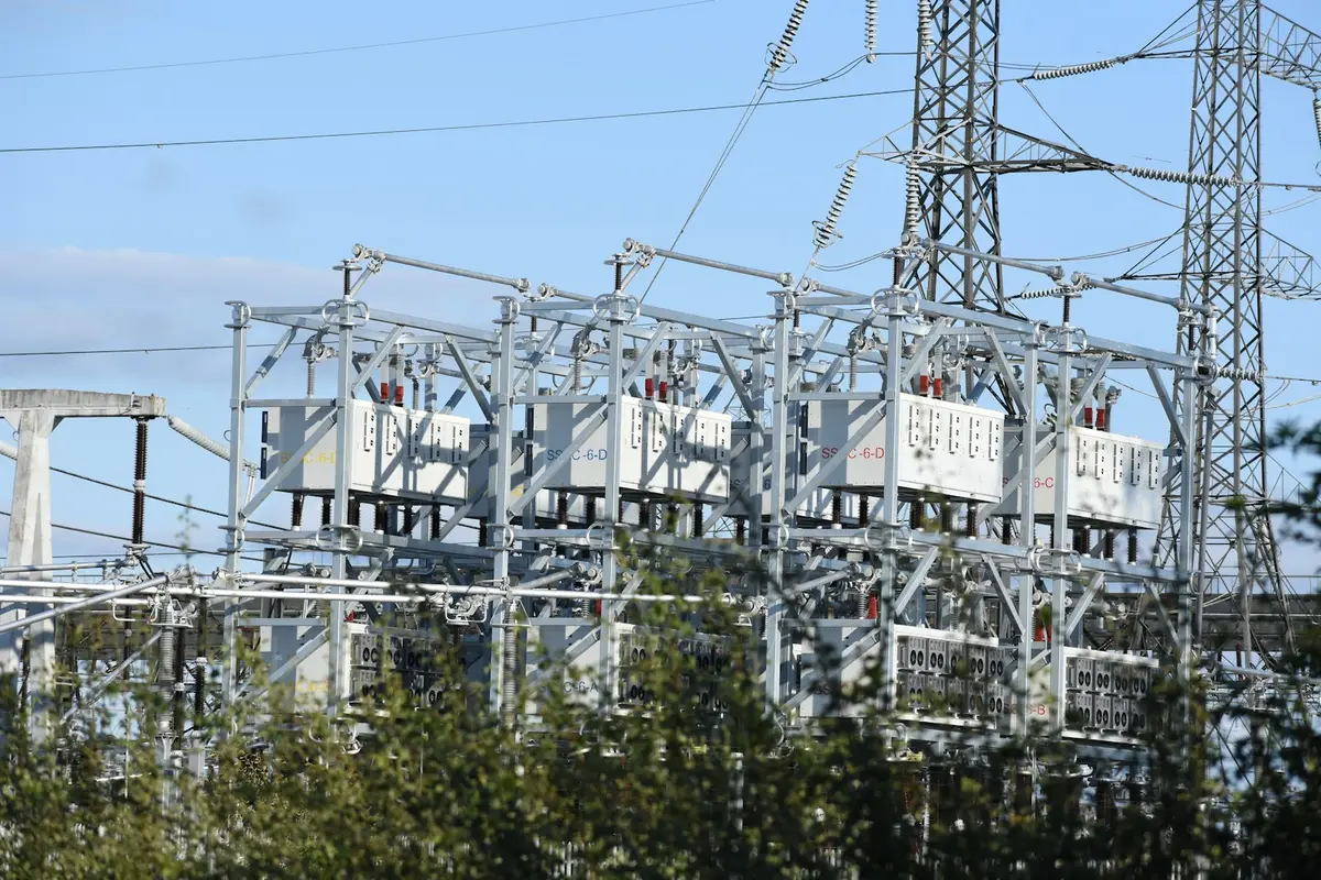 工業儲能設備與電力設施（示意圖）