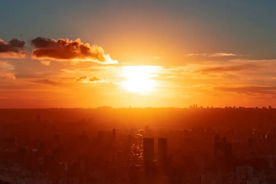 烈日高掛的城市天空，象徵極端高溫來襲