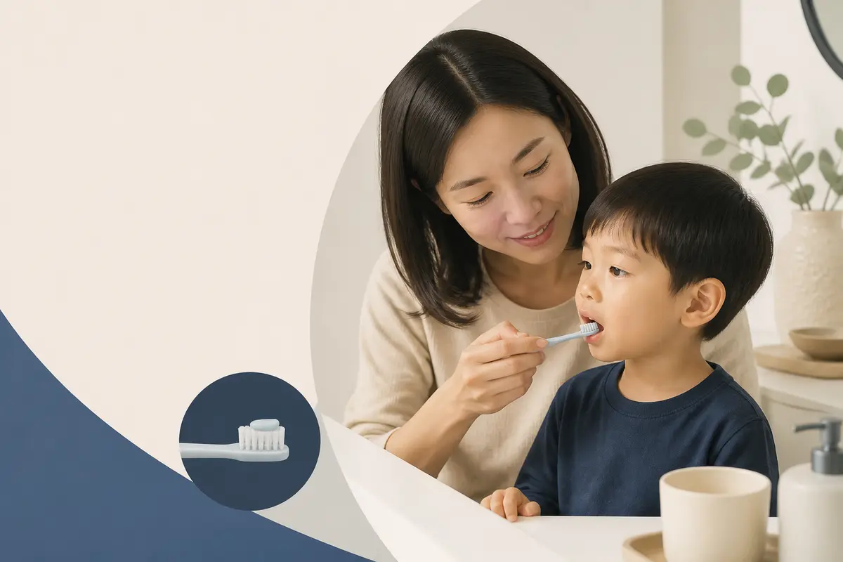 家長協助幼兒擠豌豆大小含氟牙膏刷牙的示意