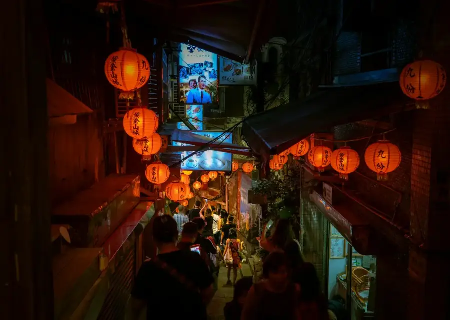 台灣廟宇夜晚燈籠與香爐，象徵農曆七月鬼月民俗氛圍（示意圖）