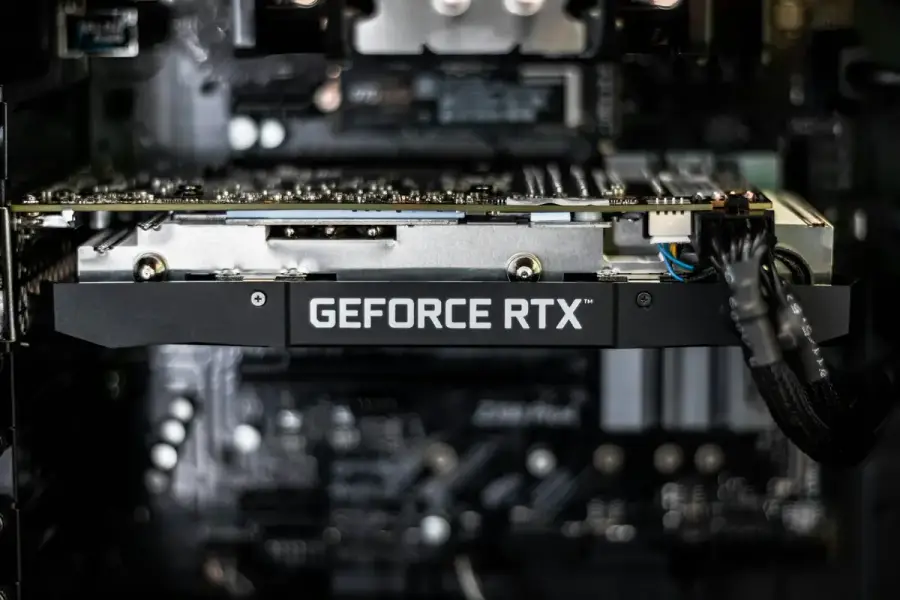 電腦主機內安裝的 GeForce RTX 顯卡特寫，象徵顯卡與記憶體零組件同步漲價