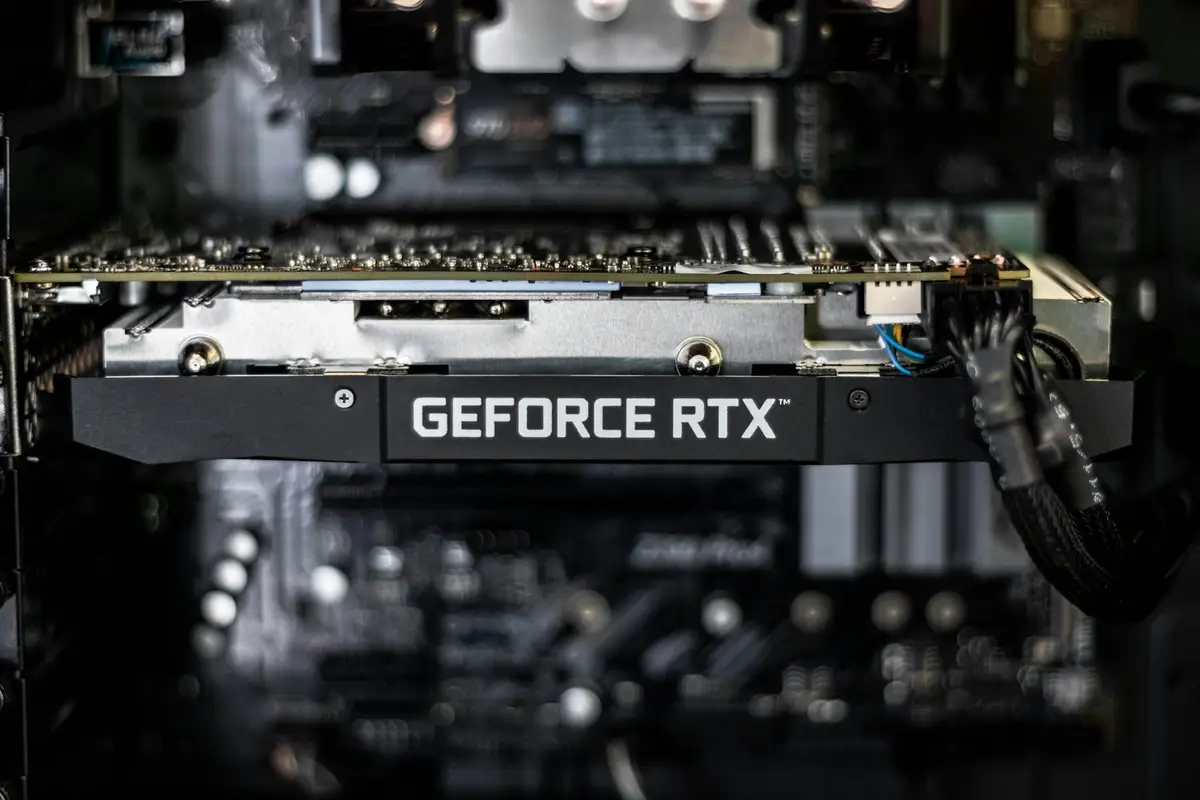 電腦主機內安裝的 GeForce RTX 顯卡特寫，象徵顯卡與記憶體零組件同步漲價