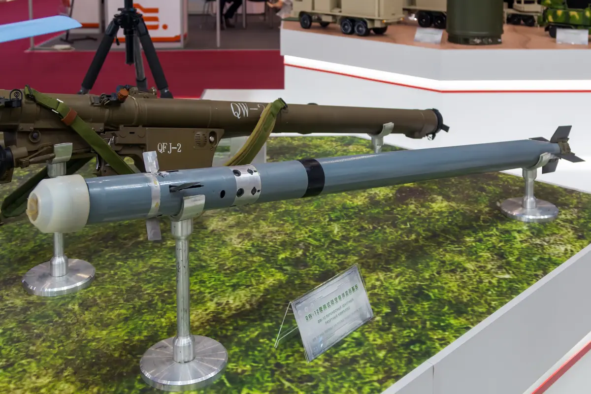 軍事展覽會場展示的中國製QW-12肩射式防空飛彈發射器