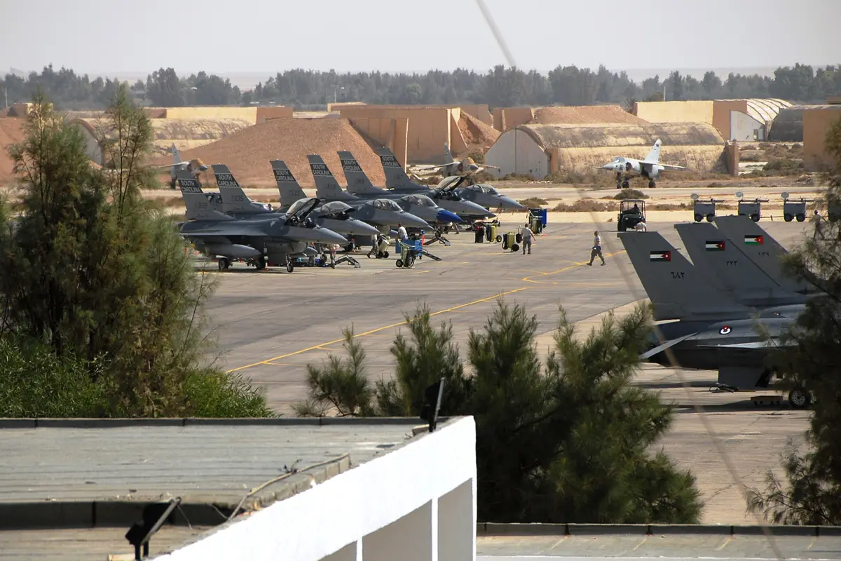 約旦穆瓦法克薩爾蒂空軍基地內的美軍與約旦F-16戰機編隊