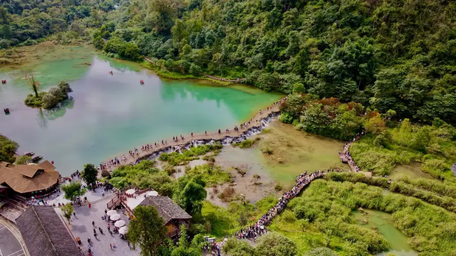 中國四川九寨溝國家公園山谷湖泊景觀，示意土石流事件發生地