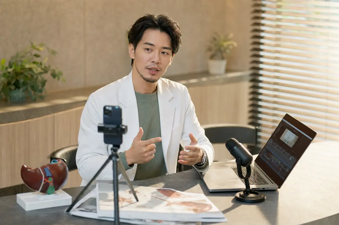 健康資訊獲取管道從報紙電視轉向社群平台與短影音的時間軸示意圖