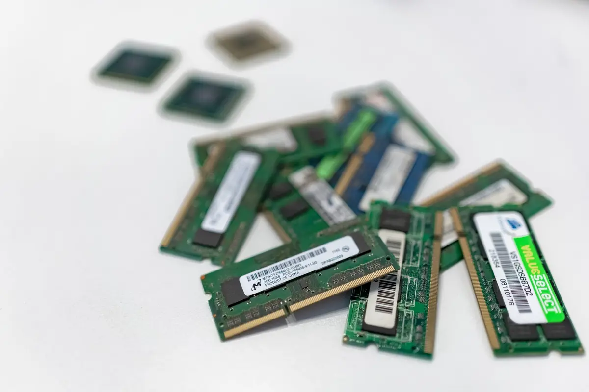 堆疊的電腦記憶體晶片與電路板，象徵 AI 記憶體超級循環墊高的資本支出帳單