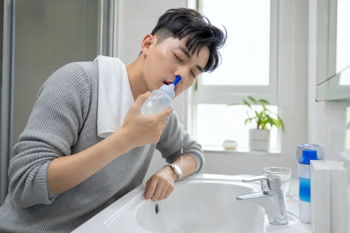 一個人使用生理食鹽水沖洗鼻腔舒緩鼻塞