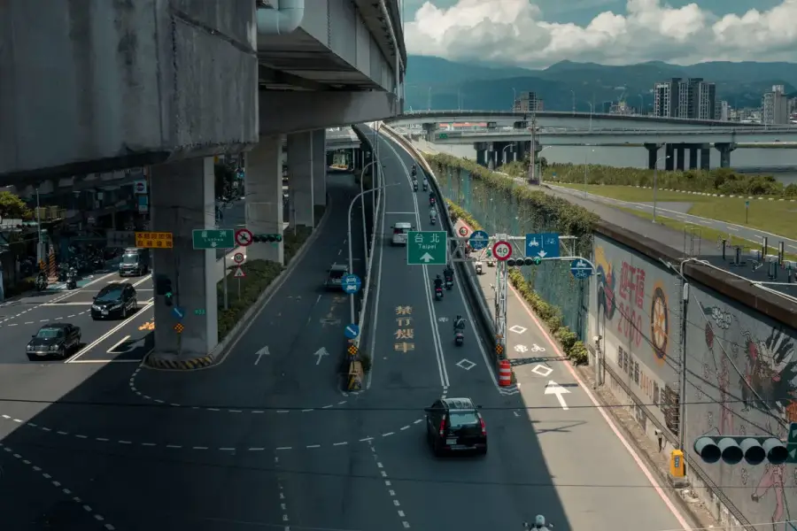台灣高架道路與多層交流道路網，呈現道路速限與車流管理情境