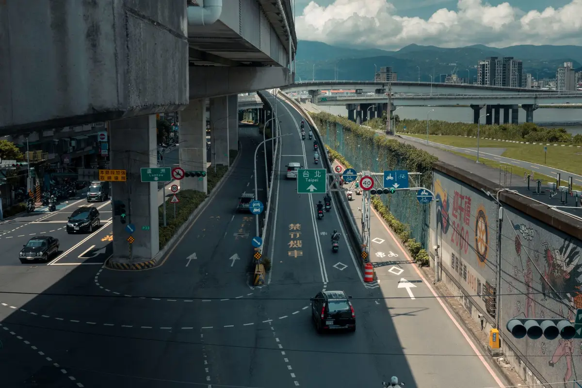 台灣高架道路與多層交流道路網，呈現道路速限與車流管理情境