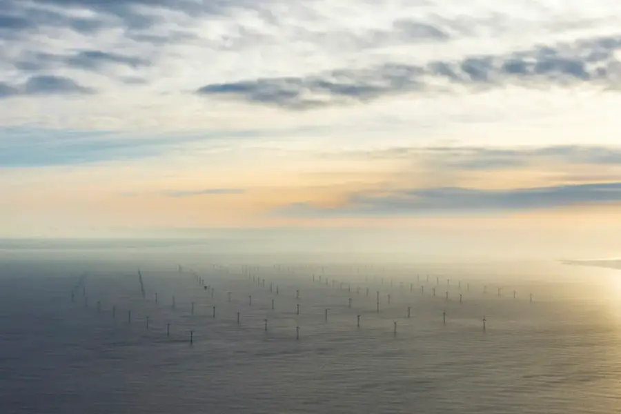 海面上離岸風力發電機組群，象徵離岸風電區塊開發第三期