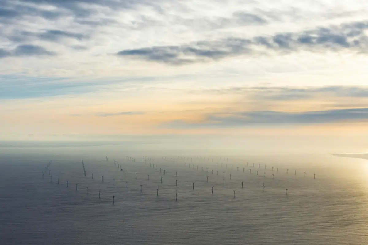 海面上離岸風力發電機組群，象徵離岸風電區塊開發第三期