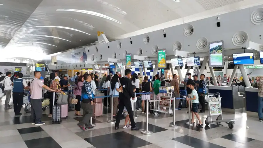 小型客機停在離島機場停機坪準備登機（示意圖）