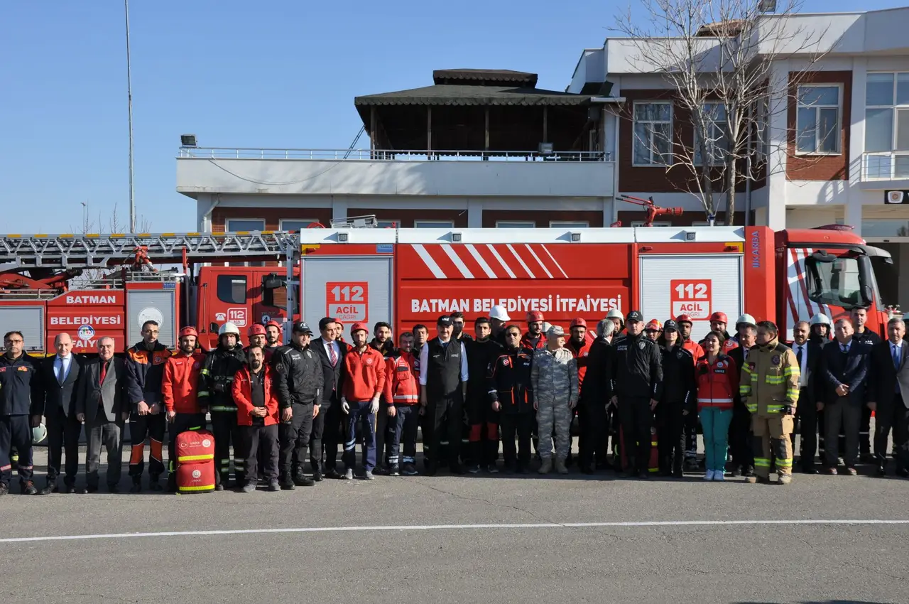 警員在街頭協助民眾示意圖
