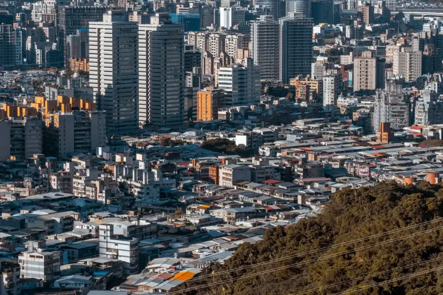 台灣都會區住宅與大眾運輸交織的城市景象，象徵人口移居與居住選擇