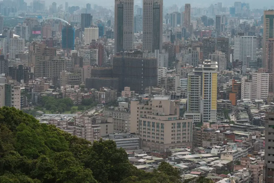 台北市區高樓林立天際線的都會鳥瞰