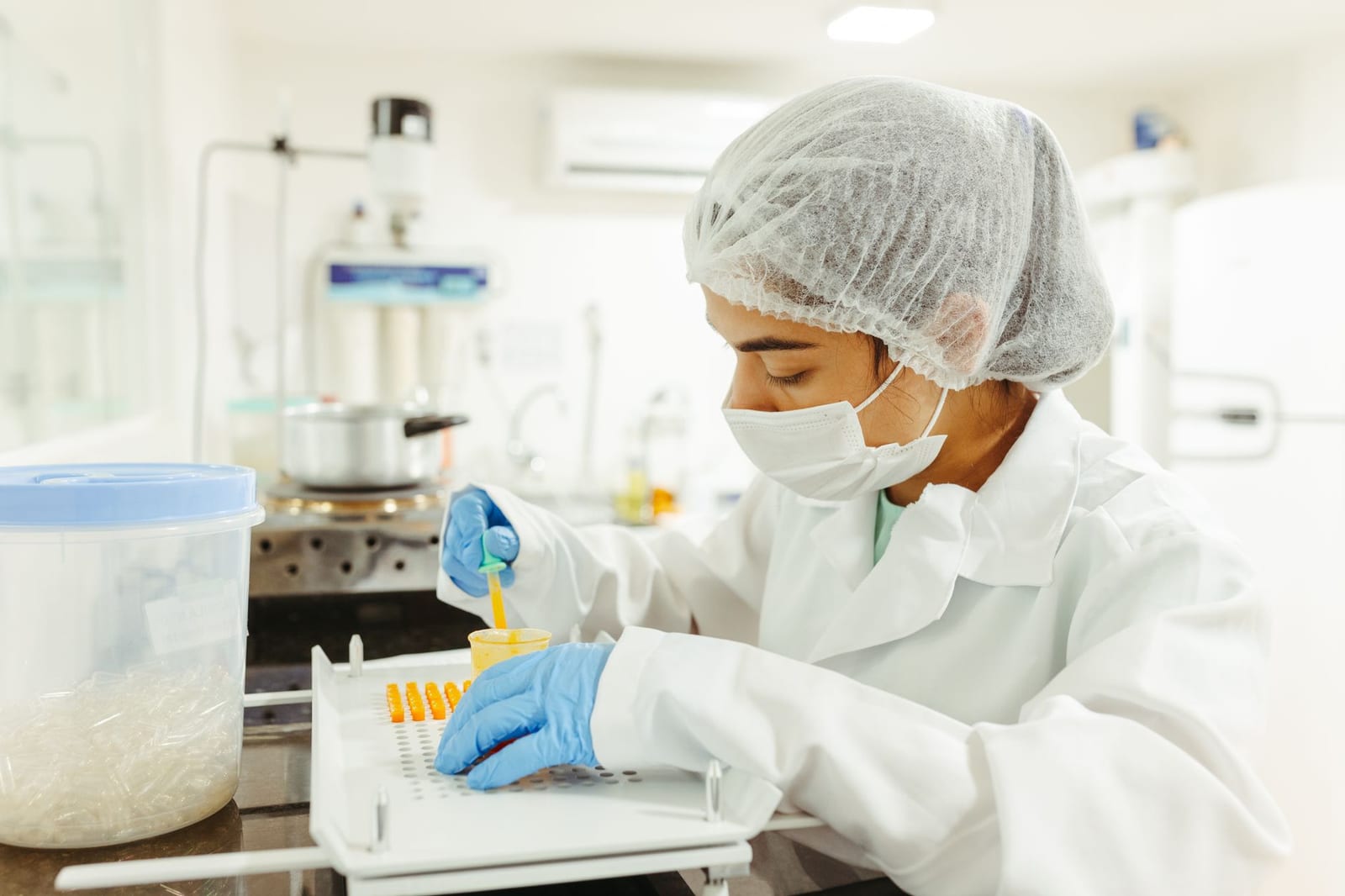 身穿防護設備的科學家在實驗室進行精密實驗