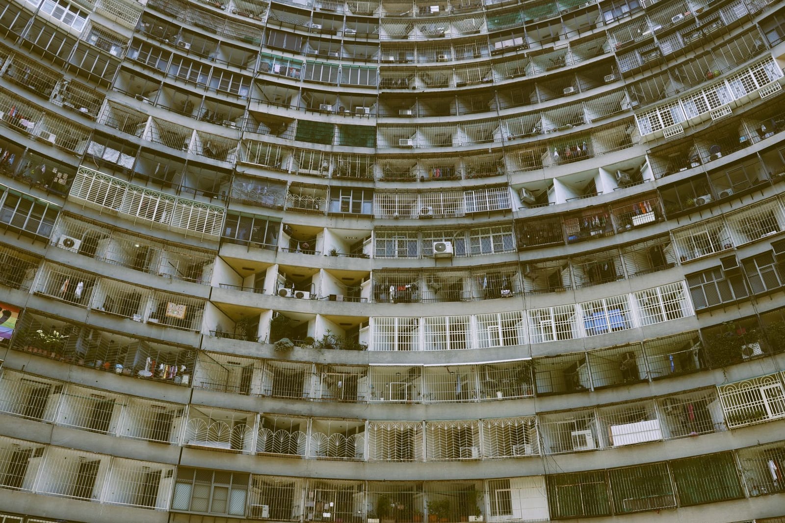 台灣高樓公寓大廈彎弧形立面重複排列的建築細節