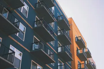 集合住宅大樓外觀，象徵預售屋樓層與露台選擇（示意圖）