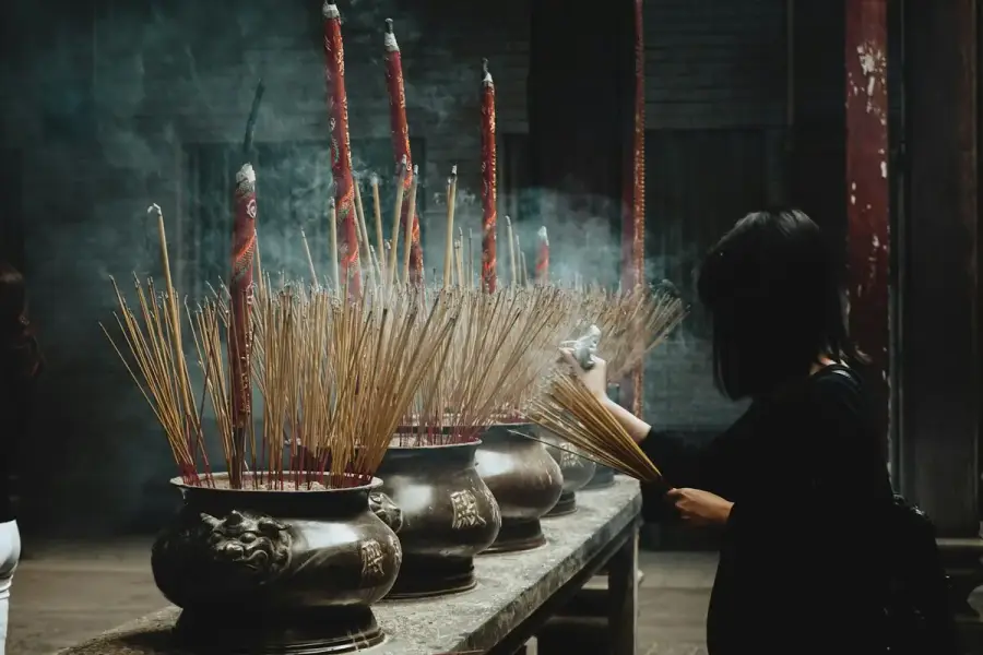 民眾在廟宇焚香祭拜的場景（示意圖）