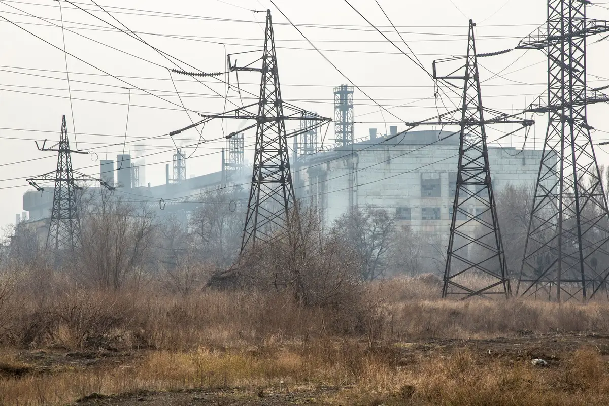 高壓電力設施與工業廠房，象徵半導體產業用電需求快速成長（示意圖）