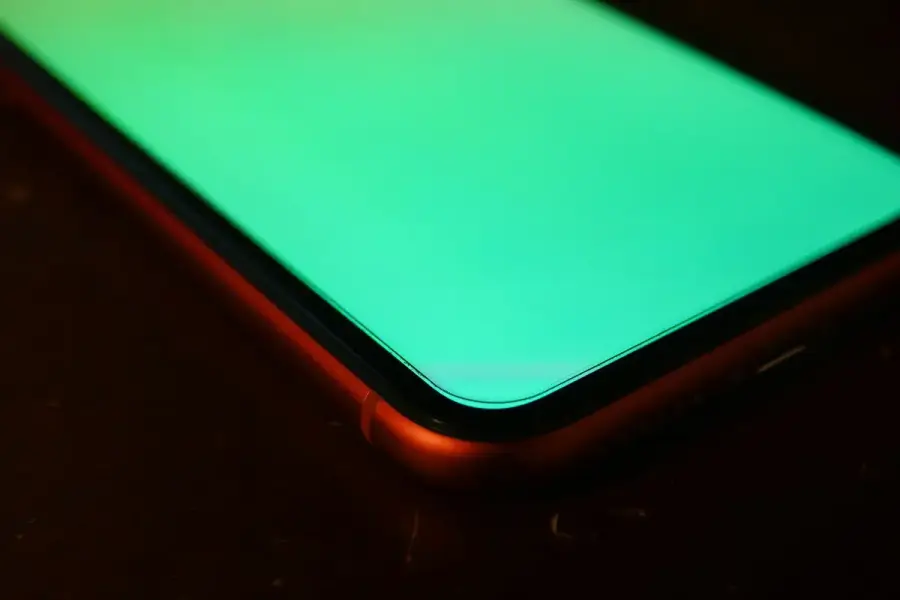 手機螢幕綠色顯示異常的近距離特寫
