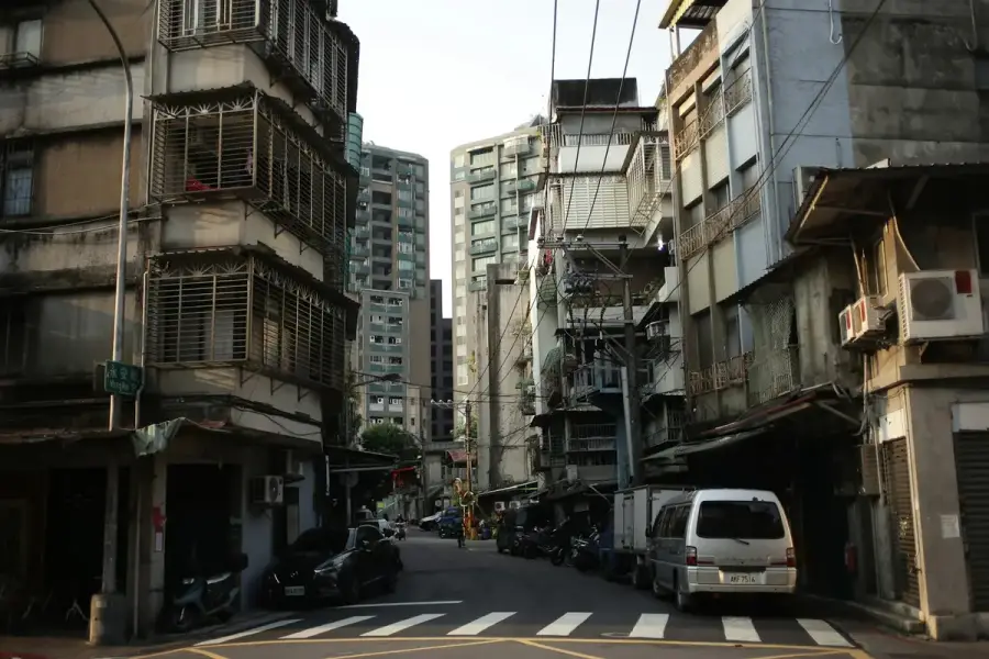 台灣都會區巷弄住宅街景，呈現民間住宅也可能成為社會住宅供給來源