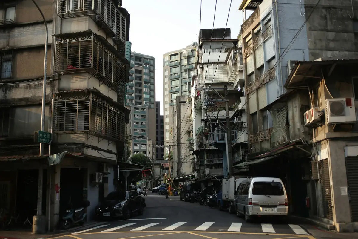 台灣都會區巷弄住宅街景，呈現民間住宅也可能成為社會住宅供給來源
