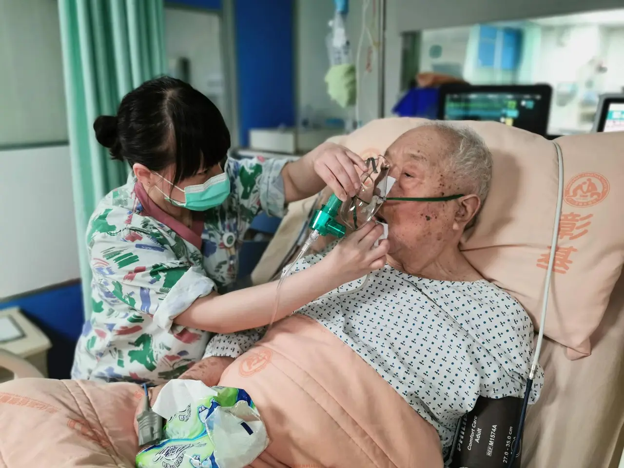 台南住家內，一名長者在家人陪同及社區健康人員觀察下進行起身行動評估，桌上放有視力檢查用品。