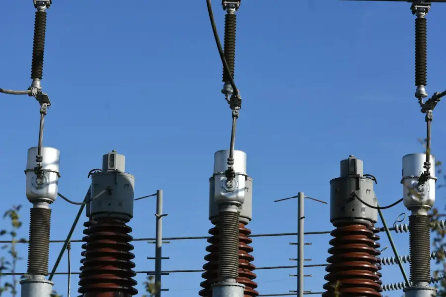 電力設施與電表，象徵台灣夏月電價與用電高峰