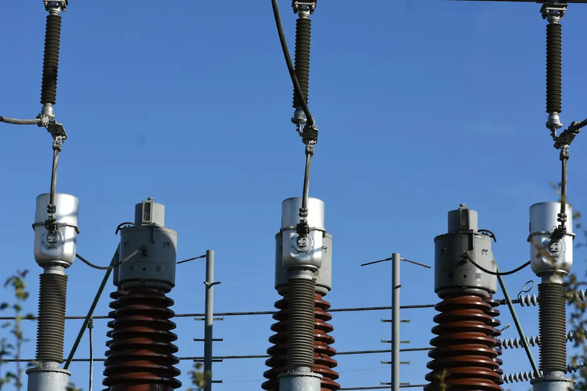 電力設施與電表，象徵台灣夏月電價與用電高峰